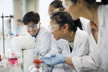 Neugierige Schüler beobachten eine chemische Reaktion und führen ein wissenschaftliches Experiment in einem Laboratorium durch - CAIF26556