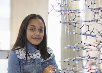 Porträt zuversichtlich Mädchen Studentin neben molekularen Struktur im Klassenzimmer - CAIF26560