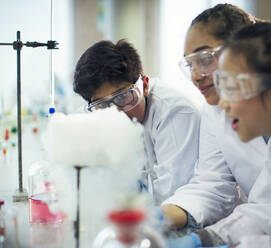 Schüler beobachten eine chemische Reaktion und führen ein wissenschaftliches Experiment in einem Laboratorium durch - CAIF26564