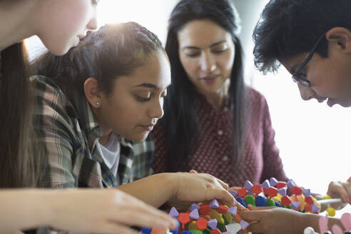 Neugierige Schüler untersuchen das DNA-Modell im Klassenzimmer - CAIF26571