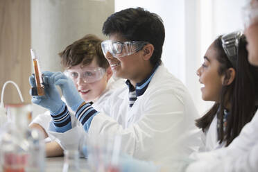 Studenten bei der Durchführung eines wissenschaftlichen Experiments in einem Laboratorium - CAIF26581