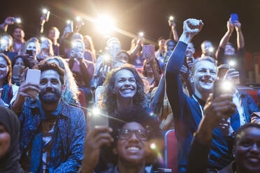 Aufgeregtes Publikum mit Smartphone-Taschenlampen jubelt - CAIF26648