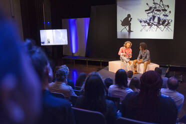 Das Konferenzpublikum beobachtet die Redner auf der Bühne - CAIF26669