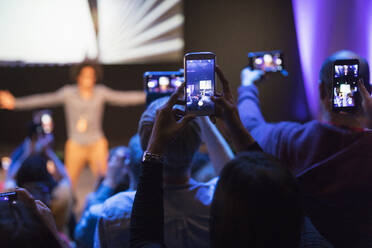 Publikum mit Fotohandys, die den Redner auf der Bühne fotografieren - CAIF26700