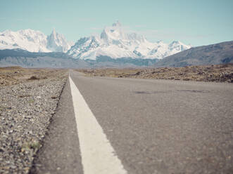 Ebenerdige Ansicht der Straße nach El Chalten und des Parque Nacional Los Glaciares, El Chalten, Argentinien - VEGF01985