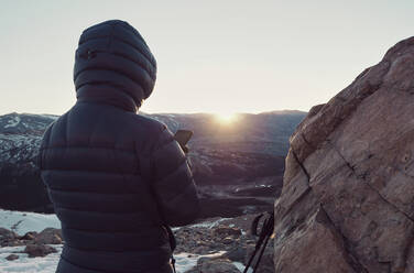 Tourist beobachtet den Sonnenaufgang vom Gipfel des Fitz Roy, Argentinien - VEGF01986