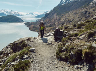 Frau mit Rucksack bei einer Bergwanderung, Parque Nacional Torres del Paine, Chile - VEGF01988