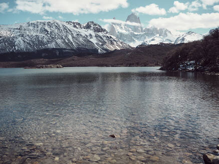 Idyllische Aufnahme der Laguna Torre mit schneebedeckter Andenkette im Hintergrund, El Chalten, Argentinien - VEGF01991