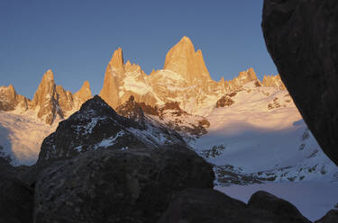 Niedriger Blickwinkel auf den Berg Fitz Roy in oranger Farbe bei Sonnenaufgang, Fitz Roy, Argentinien - VEGF01993