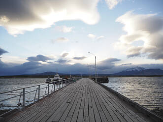 Holzpier und Boote auf dem Meer gegen den Himmel, Puerto Natales, Chile - VEGF02000