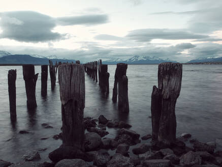 Holzpfähle auf dem Meer gegen den Himmel, Puerto Natales, Chile - VEGF02001