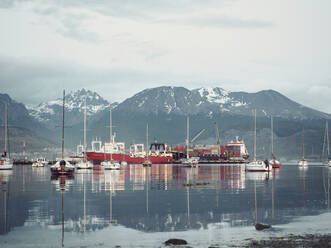 Boote auf dem Meer mit den Martial-Bergen als Hintergrund, Ushuaia, Argentinien - VEGF02009