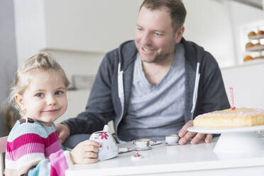 Vater und Tochter spielen mit einem Puppengeschirr - SDAHF00753