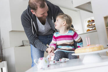 Vater und Tochter spielen mit einem Puppengeschirr - SDAHF00754