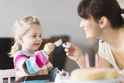 Mutter und Tochter spielen mit einem Puppengeschirr - SDAHF00757