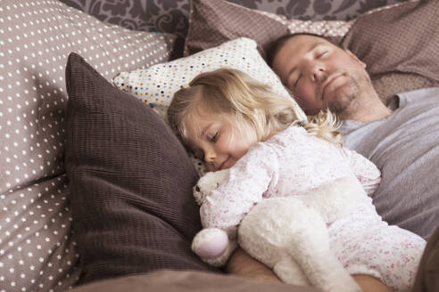 Vater und Tochter schlafen im Bett - SDAHF00780