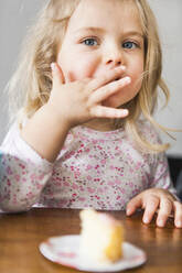 Mädchen isst ein Stück Geburtstagskuchen - SDAHF00793