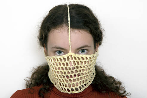 Porträt einer jungen Frau, gehäkelte Maske - PSTF00706