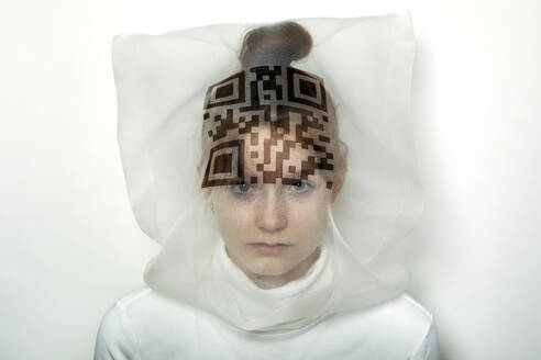 Porträt eines Mädchens mit transparenter Maske und QR-Code - PSTF00741