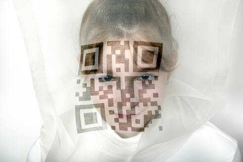 Porträt eines Mädchens mit transparenter Maske und QR-Code - PSTF00742