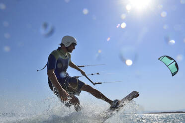 Kitesurfer gegen die Sonne, Rotes Meer, Ägypten - ECPF00898