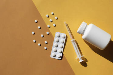 Studio shot of pills blister pack, pill bottle and syringe - MOMF00846
