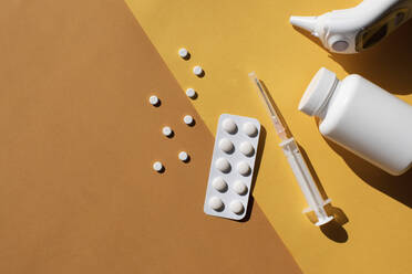 Studio shot of pills blister pack, pill bottle, digital thermometer and syringe - MOMF00847