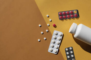 Studio shot of pills blister packs and pill bottle - MOMF00848