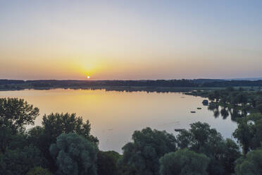 Deutschland, Bayern, Luftaufnahme des Chiemsees bei Sonnenaufgang - MMAF01326