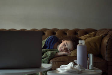 Krankes Mädchen schläft auf dem Sofa im heimischen Wohnzimmer - ERRF03633