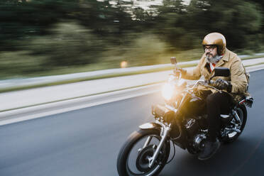 Porträt eines Motorrad fahrenden Mannes - HWHF00018