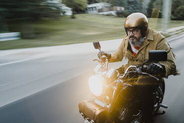 Porträt eines Motorrad fahrenden Mannes - HWHF00019