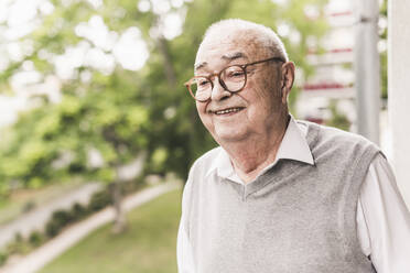 Portrait of smiling senior man wearing glasses - UUF20231