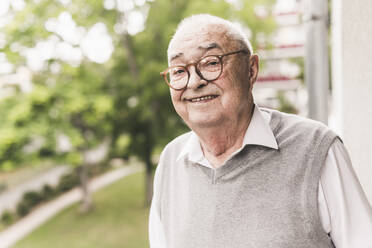 Portrait of smiling senior man wearing glasses - UUF20232