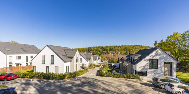 Germany, Baden-Wurttemberg, Leinfelden-Echterdingen, Clear sky over modern suburb - WDF05977