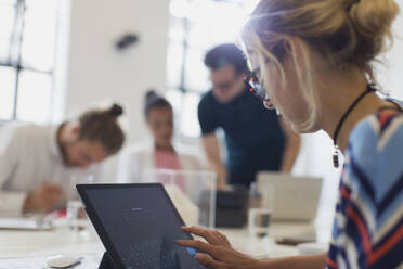 Geschäftsfrau mit Touchscreen-Tablet im Konferenzraum - CAIF26789