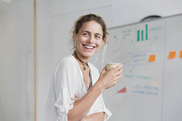Selbstbewusste, lächelnde Geschäftsfrau trinkt Kaffee im Konferenzraum - CAIF26802