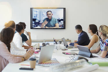 Videokonferenz zwischen Designern und einem Kollegen im Konferenzraum - CAIF26861