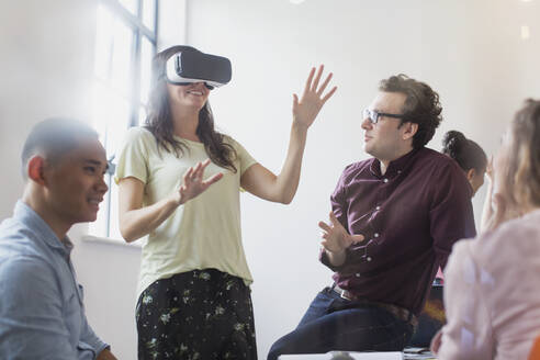 Computerprogrammierer testen Virtual-Reality-Simulator-Brille im Büro - CAIF26910