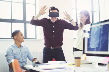 Computerprogrammierer testen Virtual-Reality-Simulator-Brille im Büro - CAIF26924