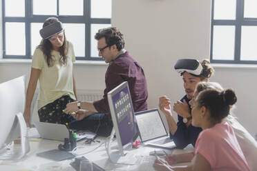 Computerprogrammierer programmieren Virtual-Reality-Simulator-Brille im Büro - CAIF26926