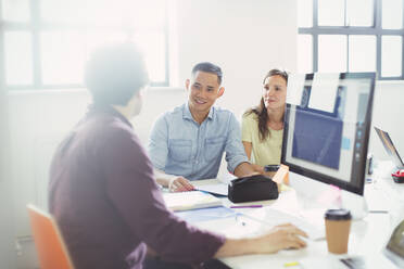 Designer im Gespräch, arbeiten am Computer im Büro - CAIF26934