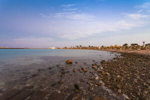 Egypt, Hurghada, Rocky coastline of Sahl Hasheesh bay - TAMF02202