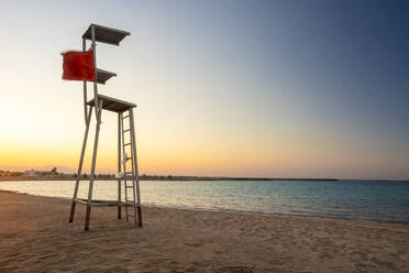 Ägypten, Hurghada, Leerer Rettungsschwimmerstuhl am Sandstrand der Sahl Hasheesh Bucht bei Sonnenuntergang - TAMF02204