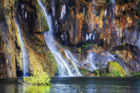 Kroatien, Langzeitbelichtung von Wasserfällen, die in einen Teich im Nationalpark Plitvicer Seen plätschern, lizenzfreies Stockfoto