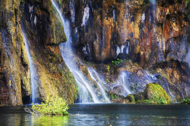 Kroatien, Langzeitbelichtung von Wasserfällen, die in einen Teich im Nationalpark Plitvicer Seen plätschern - ABOF00517