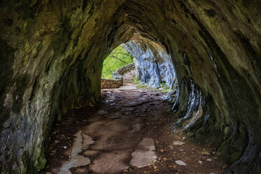 Kroatien, Weg durch kleine Höhle im Nationalpark Plitvicer Seen - ABOF00518
