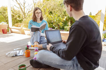 Teenagerin lernt zusammen mit ihrem Freund auf der Terrasse - STDF00220