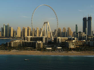 Luftaufnahme des Riesenrads auf der Insel Bluewaters in Dubai, Vereinigte Arabische Emirate. - AAEF07982
