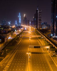 Luftaufnahme von leeren Straßen bei Nacht aufgrund der Coronavirus-Pandemie in Dubai, Vereinigte Arabische Emirate - AAEF07995